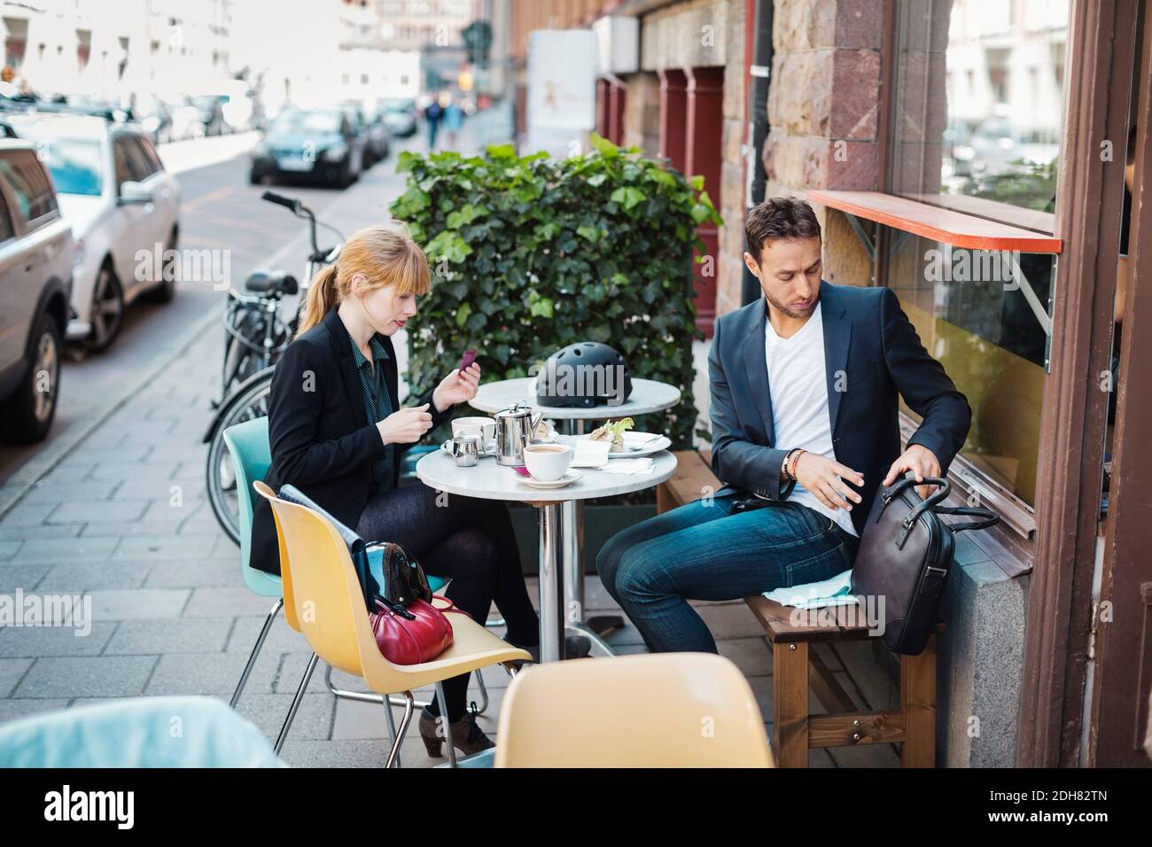 Geschäftsleute, die im Straßencafé sitzen Stockfoto