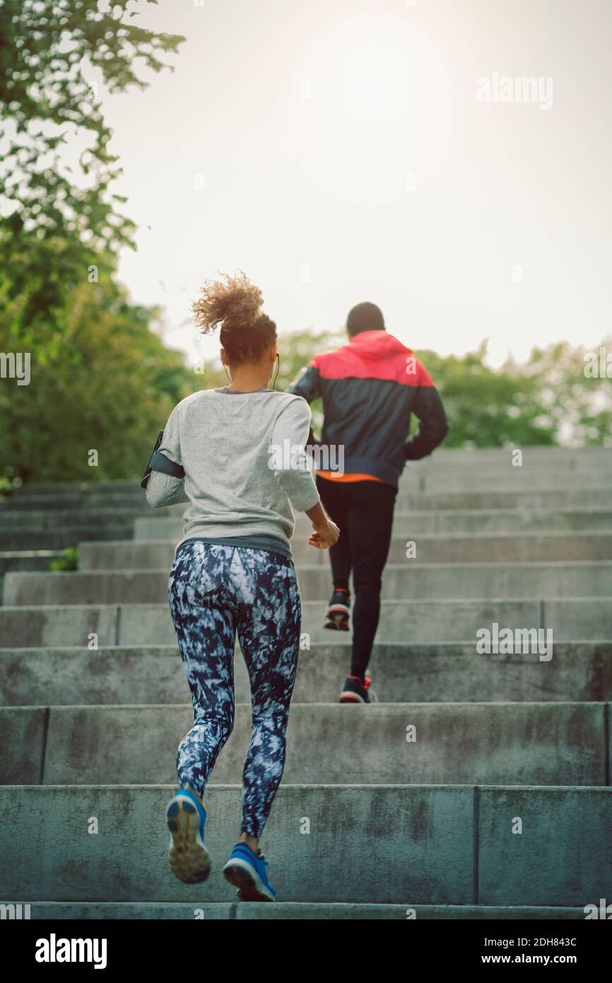Rückansicht des Mannes und der Frau, die die Treppe hinauf gehen Stockfoto