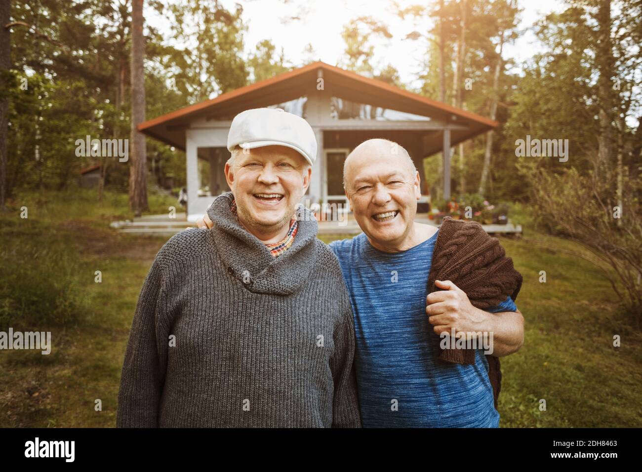 Portrait von glücklich Gay paar zusammen auf Hof stehen Stockfoto