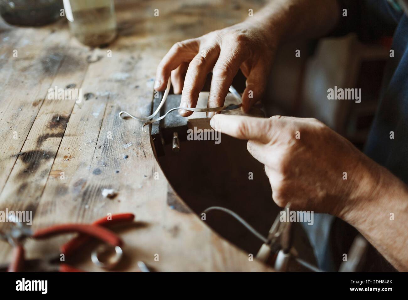 Zugeschnittenes Bild des Handwerkers, der in der Werkstatt arbeitet Stockfoto