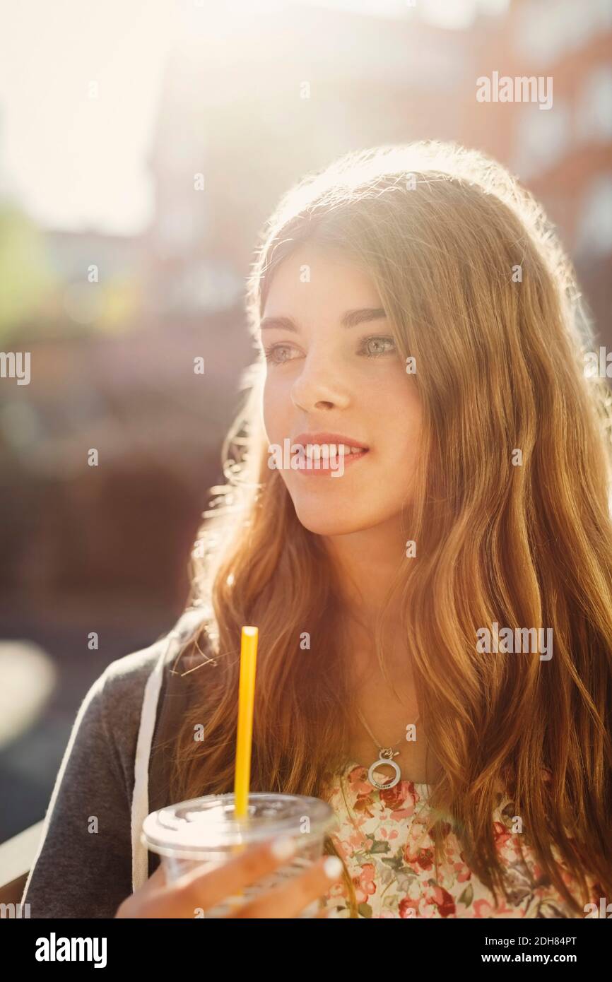 Nachdenklich Teenager-Mädchen hält Einweg-Glas im Freien Stockfoto