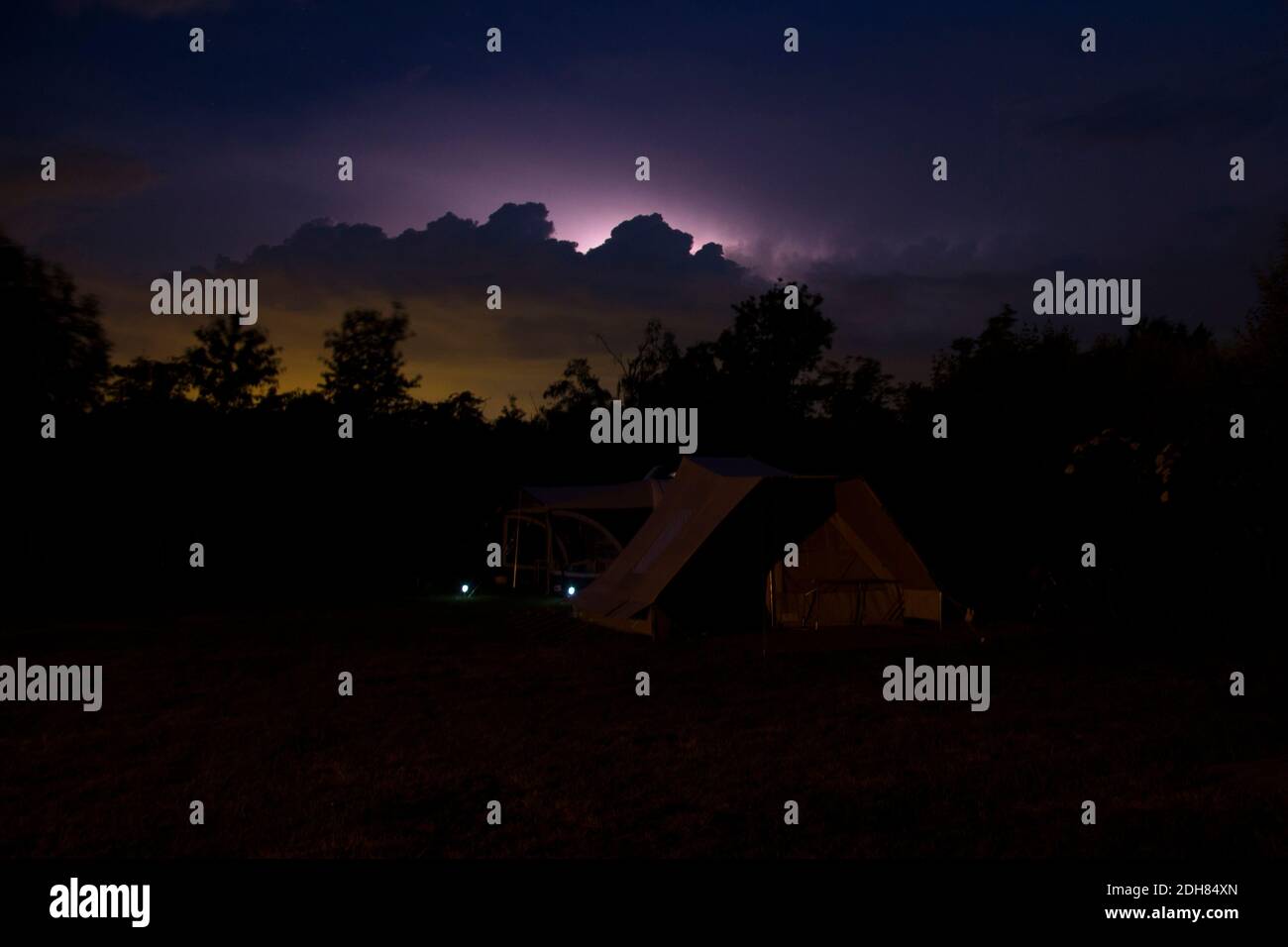 Sturm und Blitz, ein Zelt im Vordergrund, Niederlande Stockfoto