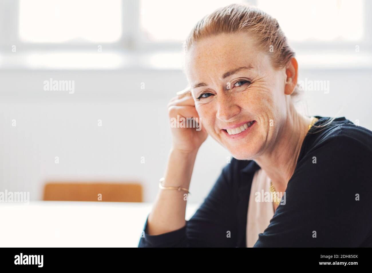 Portrait von Happy reife Geschäftsfrau im Büro Stockfoto