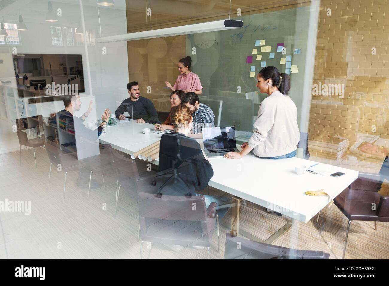 Kreatives Team von Geschäftsleuten, die im Konferenzraum diskutieren Stockfoto