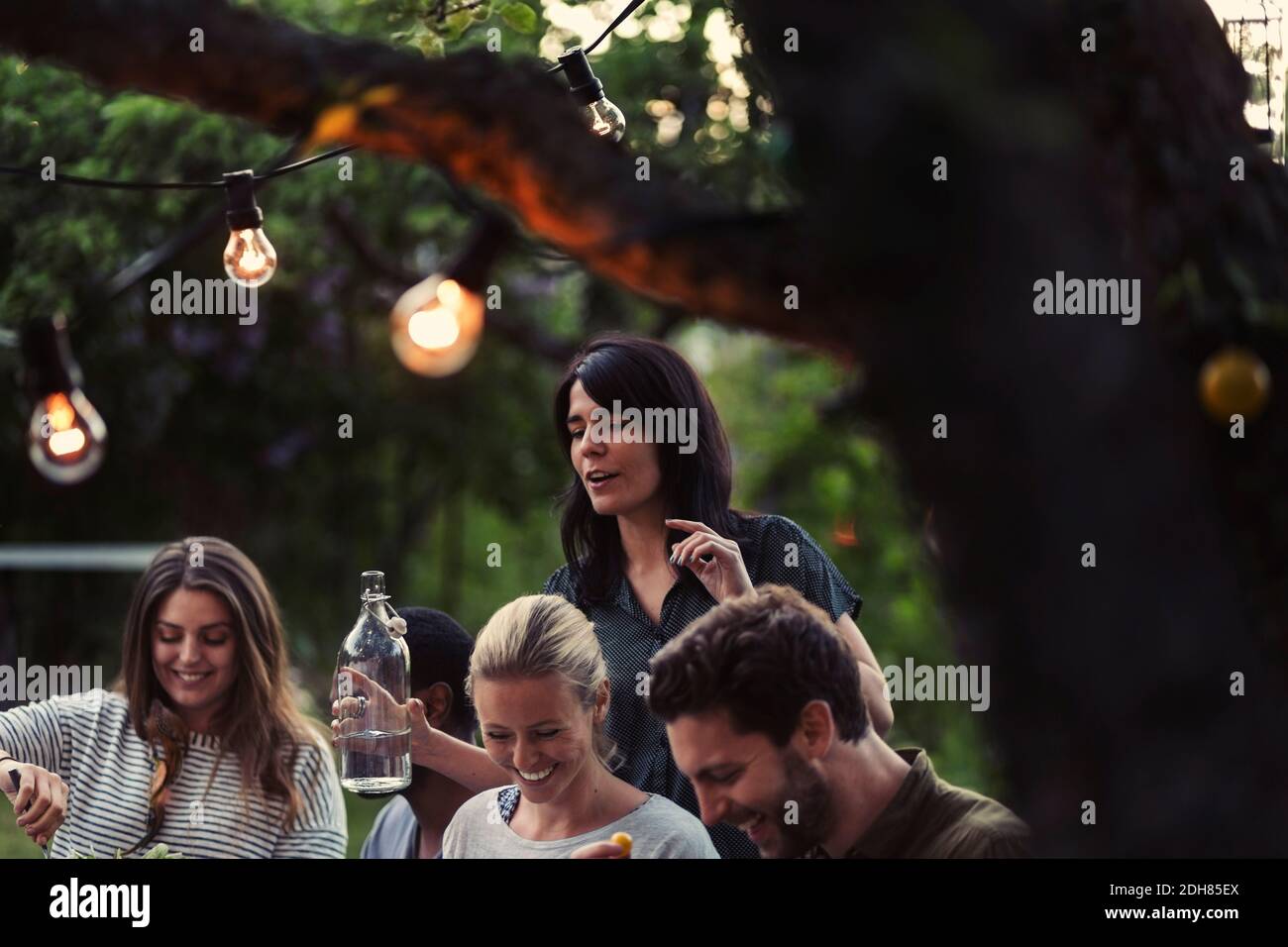 Glückliche Freunde genießen Abendessen Party im Hof Stockfoto