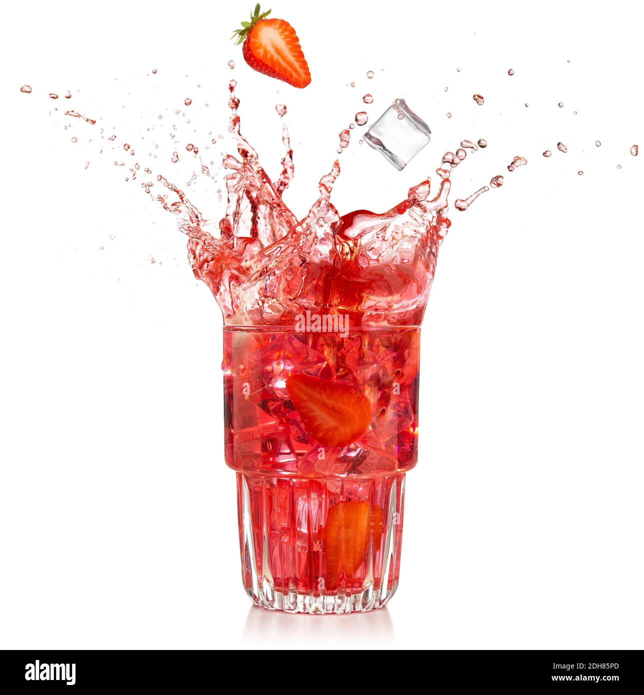 Erdbeere und Eiswürfel fallen in einen spritzenden Cocktail isoliert Auf Weiß Stockfoto