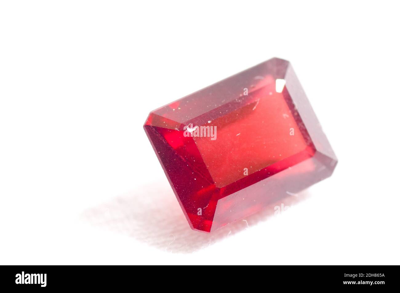 Ruby Red garnet Juwel crystal auf weißem Hintergrund Stockfoto