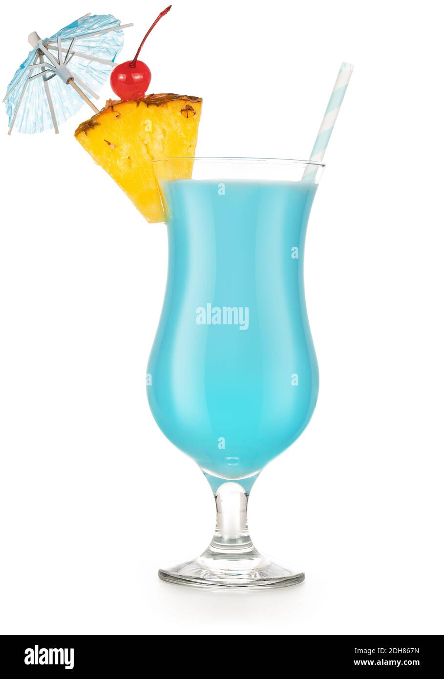 Blauer Cocktail garniert mit Ananas, Kirsche, Regenschirm und Trinkhalm, auf weißem Hintergrund Stockfoto