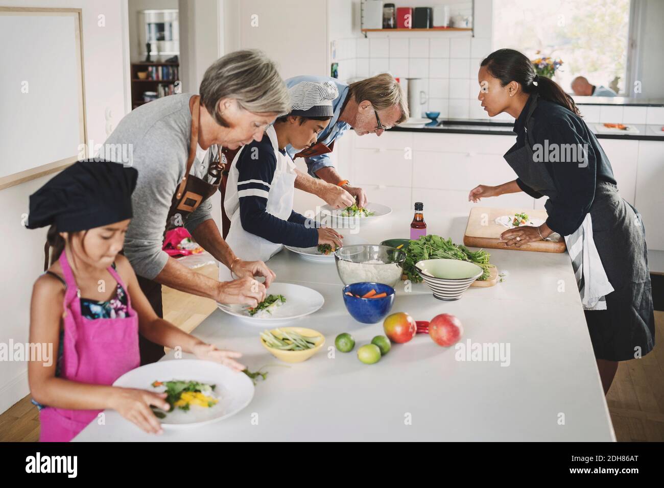 Frau, die in der Küche asiatische Lebensmittel zubereitet Stockfoto