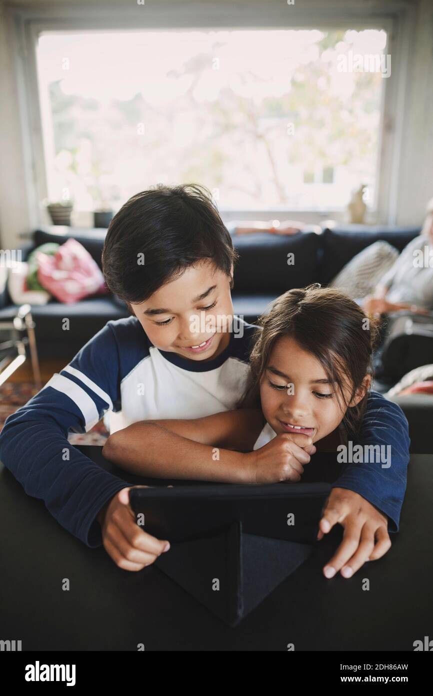 Glückliche Geschwister mit digitalen Tablet zu Hause Stockfoto