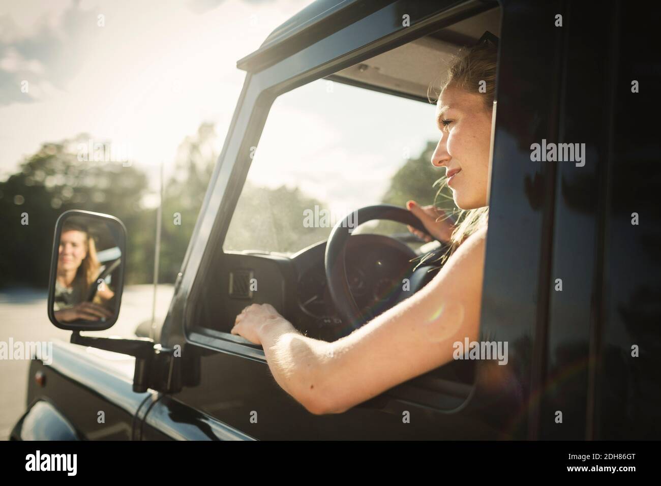 Zugeschnittenes Bild einer Frau, die beim Autofahren wegschaut Stockfoto