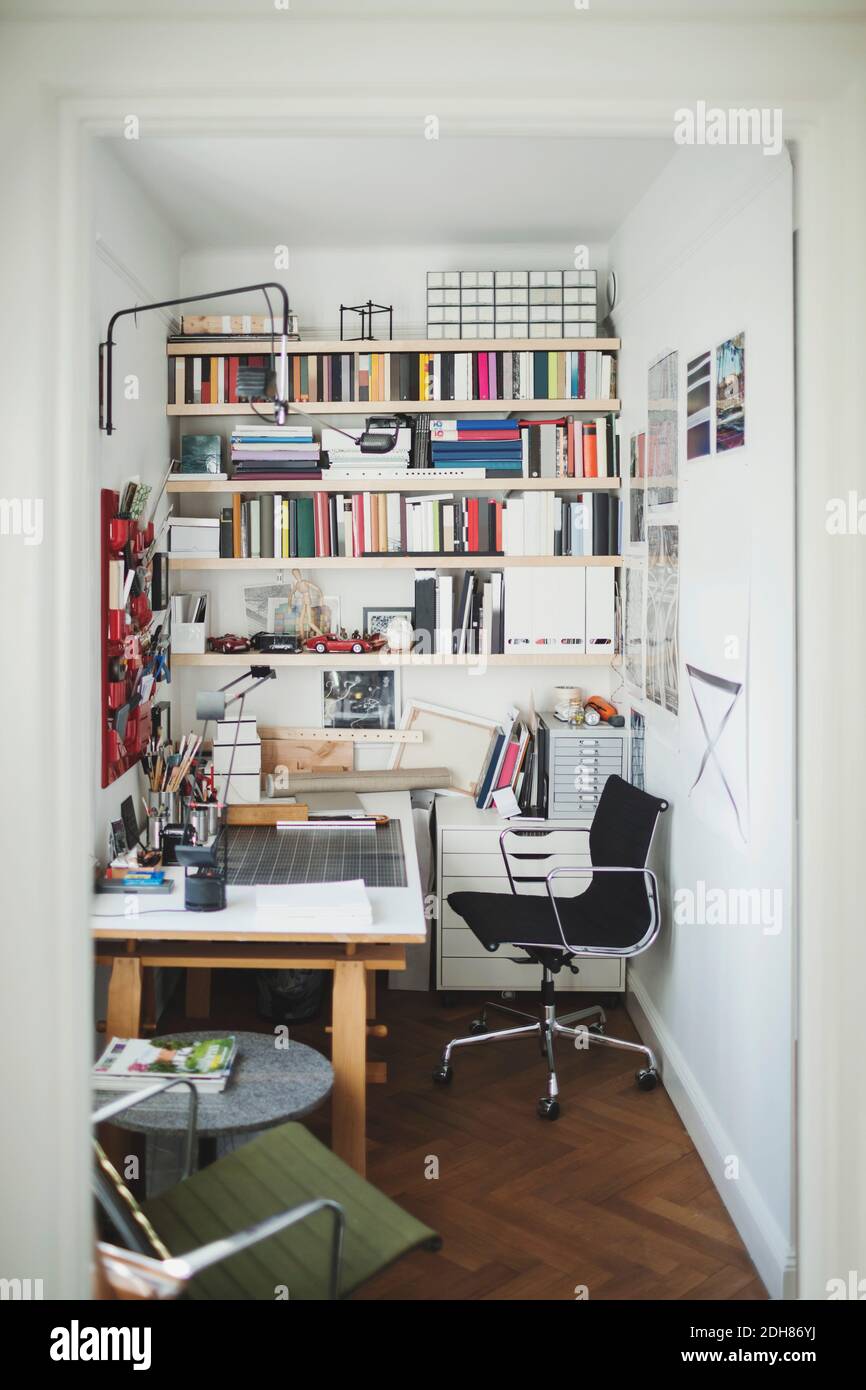 Bücher in den Regalen im Heimbüro Stockfoto