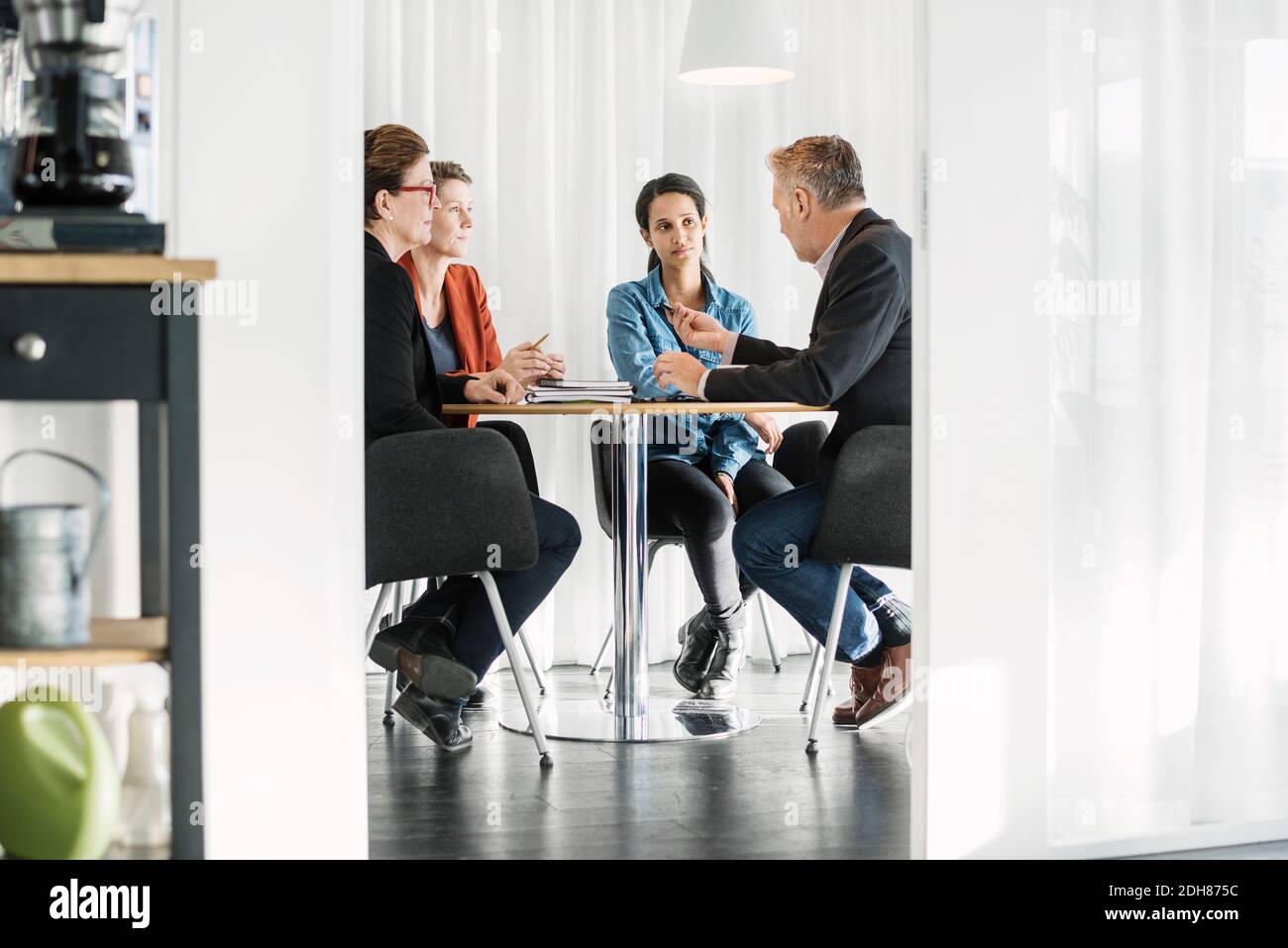 Geschäftsmann erklärt den Kollegen in der Besprechung die Geschäftsstrategie Stockfoto