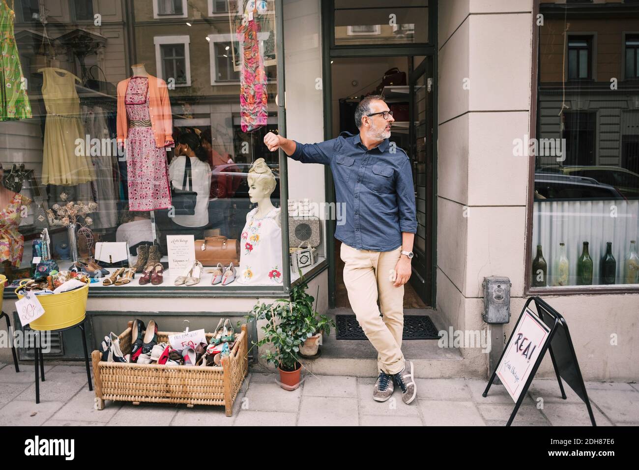 Selbstbewusster Besitzer, der sich gegen das Geschäft auflehnen kann Stockfoto