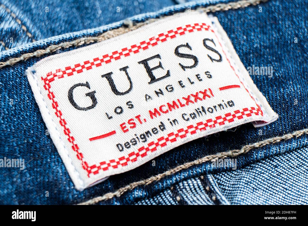 Sankt-Petersburg, Russland, 6. Dezember 2020: Nahaufnahme des Guess Jeans-Logos.  Makroaufnahme Guess-Logo auf Jeans. Guess ist eine berühmte amerikanische  Kleidungs-Kleie Stockfotografie - Alamy