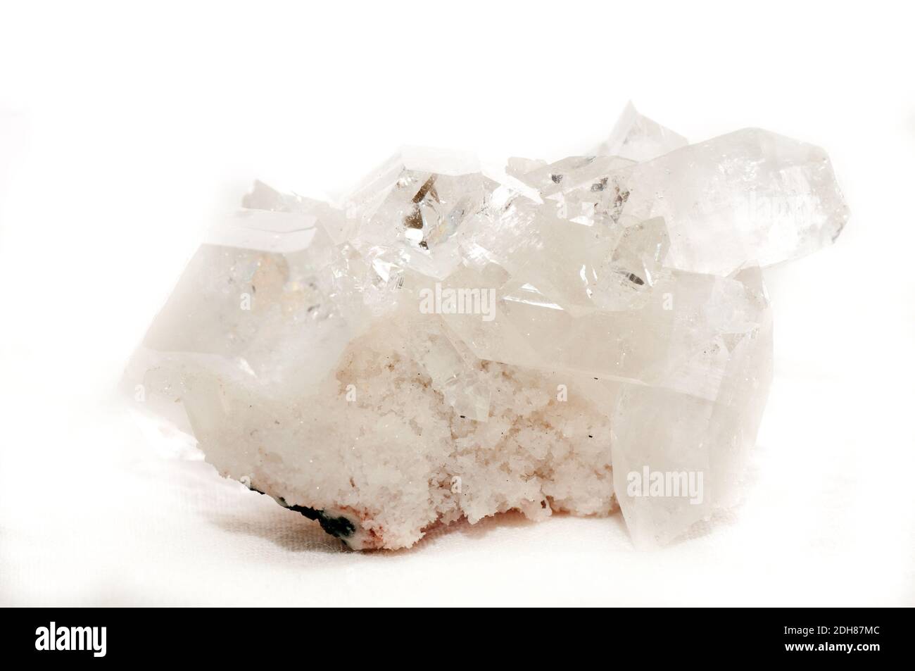apophyllit weiße Kristallmineralprobe mit Quarz und Pyrit Stockfoto