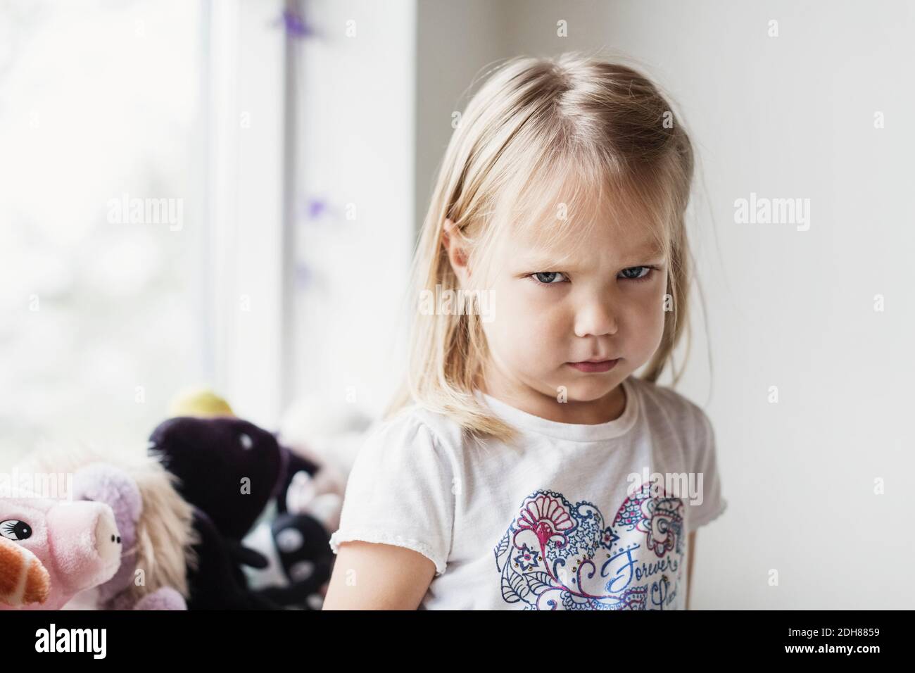 Portrait von wütenden kleinen Mädchen im Klassenzimmer Stockfoto