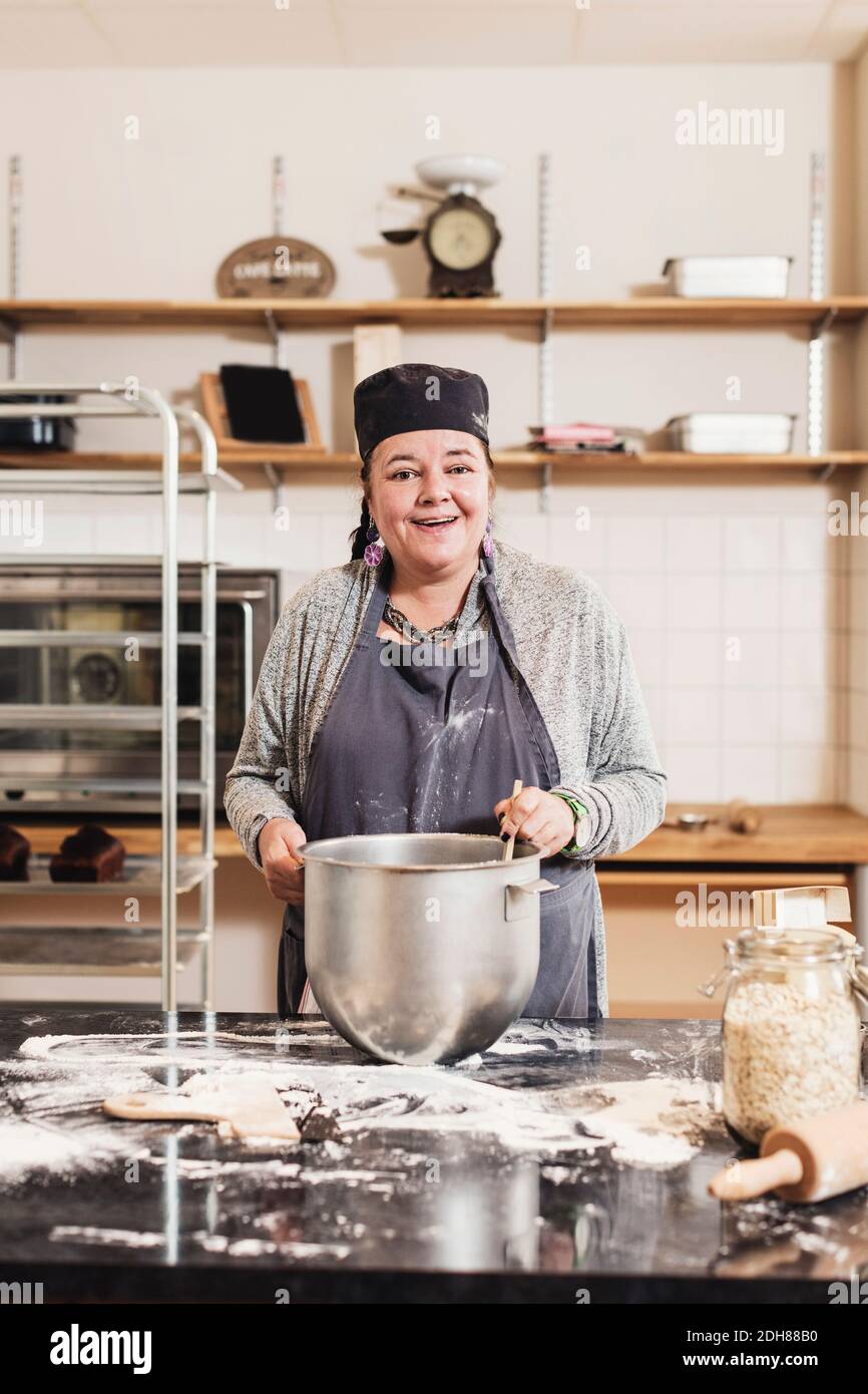 Portrait von lächelnd reifen Bäcker Kochen von Küchentheke Stockfoto