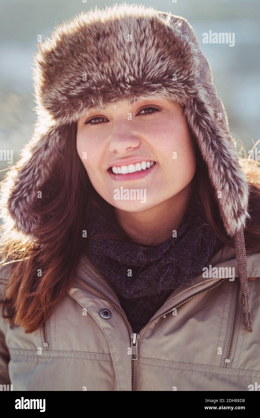 Portrait von glücklichen Frauen in warmer Kleidung stehen im Freien während Winter Stockfoto