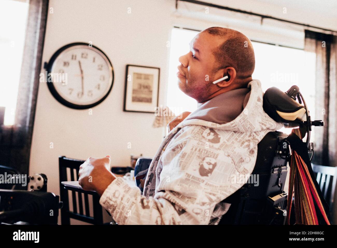 Behinderter Musiker im Rollstuhl im Musikstudio Stockfoto