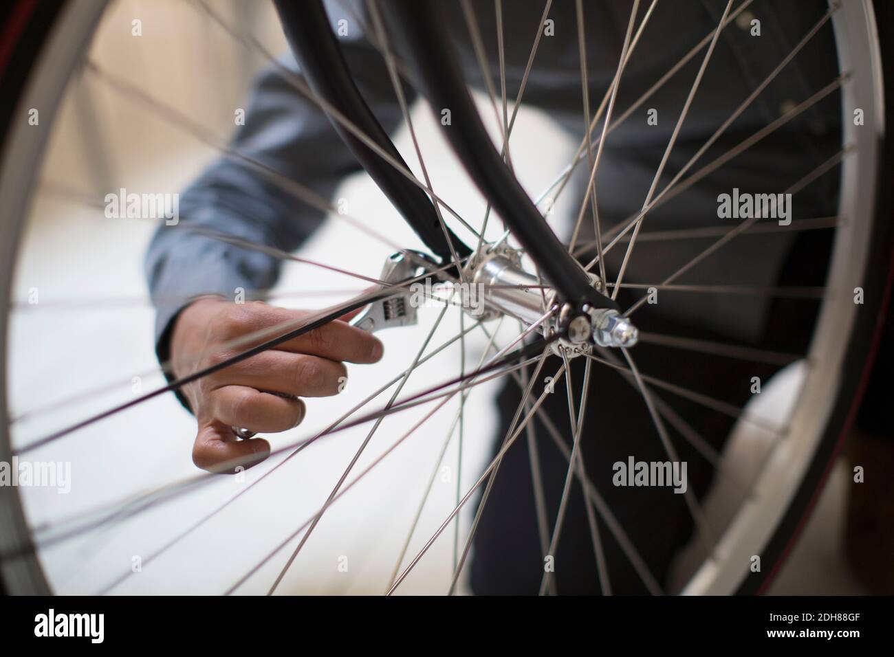 Zugeschnittenes Bild von Mann Reparatur Fahrrad Stockfoto