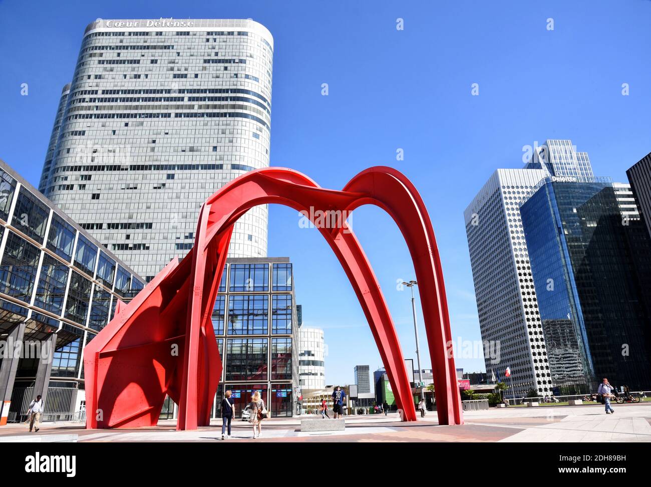 Puteaux, Geschäftsviertel La Defense (Paris): Skulptur „Araignee Rouge“ (Rote Spinne) von Calder. Im Hintergrund das „Coeur de Defense“-Gebäude Stockfoto