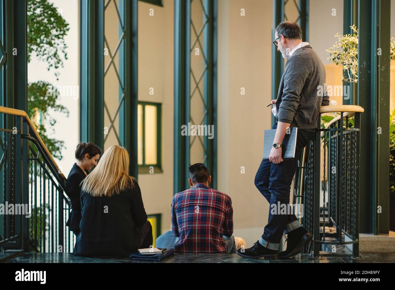 Kreative Geschäftsleute auf der Treppe im Büro Stockfoto
