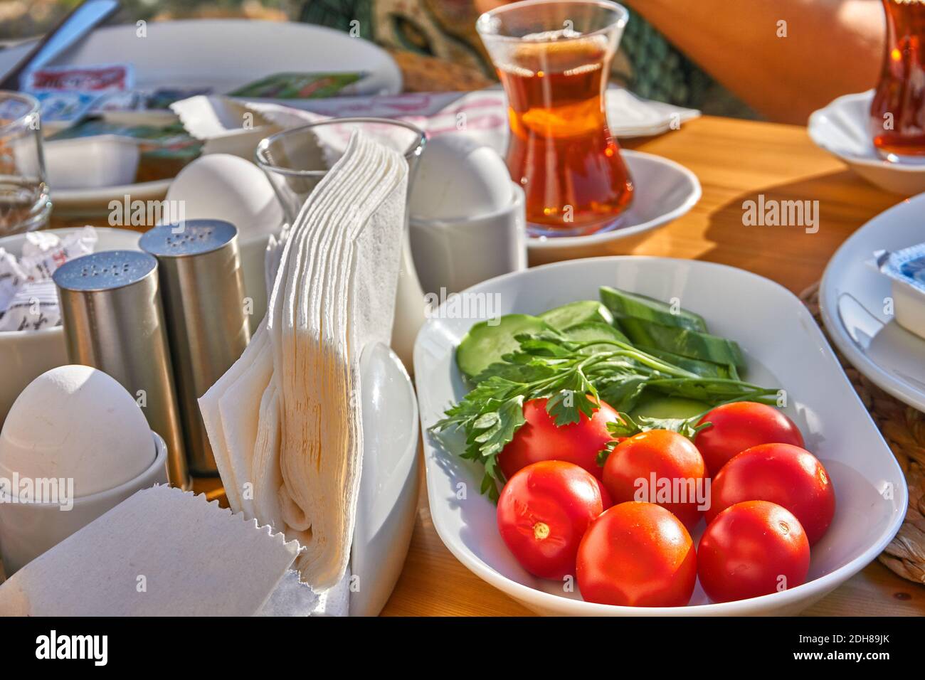 Genießen Sie ein Glas türkischen Tee zum Frühstück Stockfoto