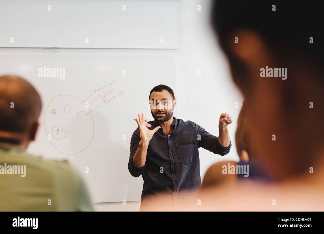 Schüler erklärt Klassenkameraden im Sprachkurs Stockfoto