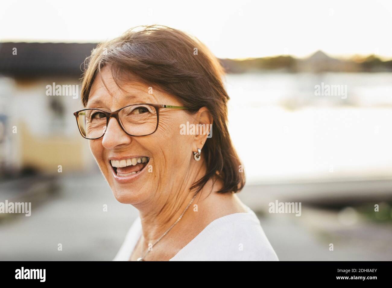 Porträt einer selbstbewussten älteren Frau, die im Freien lächelt Stockfoto