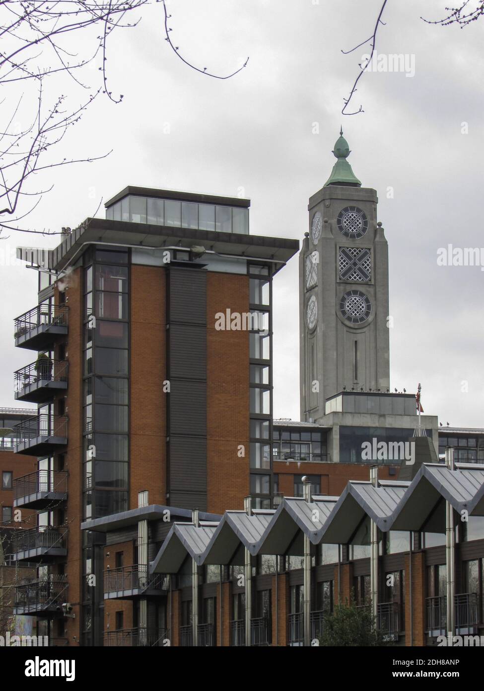 LONDON, GROSSBRITANNIEN - 05. Apr 2013: Der berühmte OXO Tower aus den 1930er Jahren hinter einem modernen Bürogebäude. Stockfoto