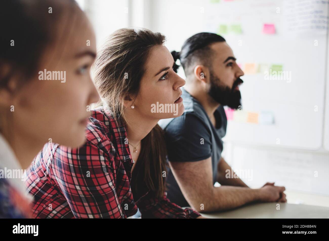 Nahaufnahme von Geschäftsleuten während der Besprechung im Kreativbüro Stockfoto