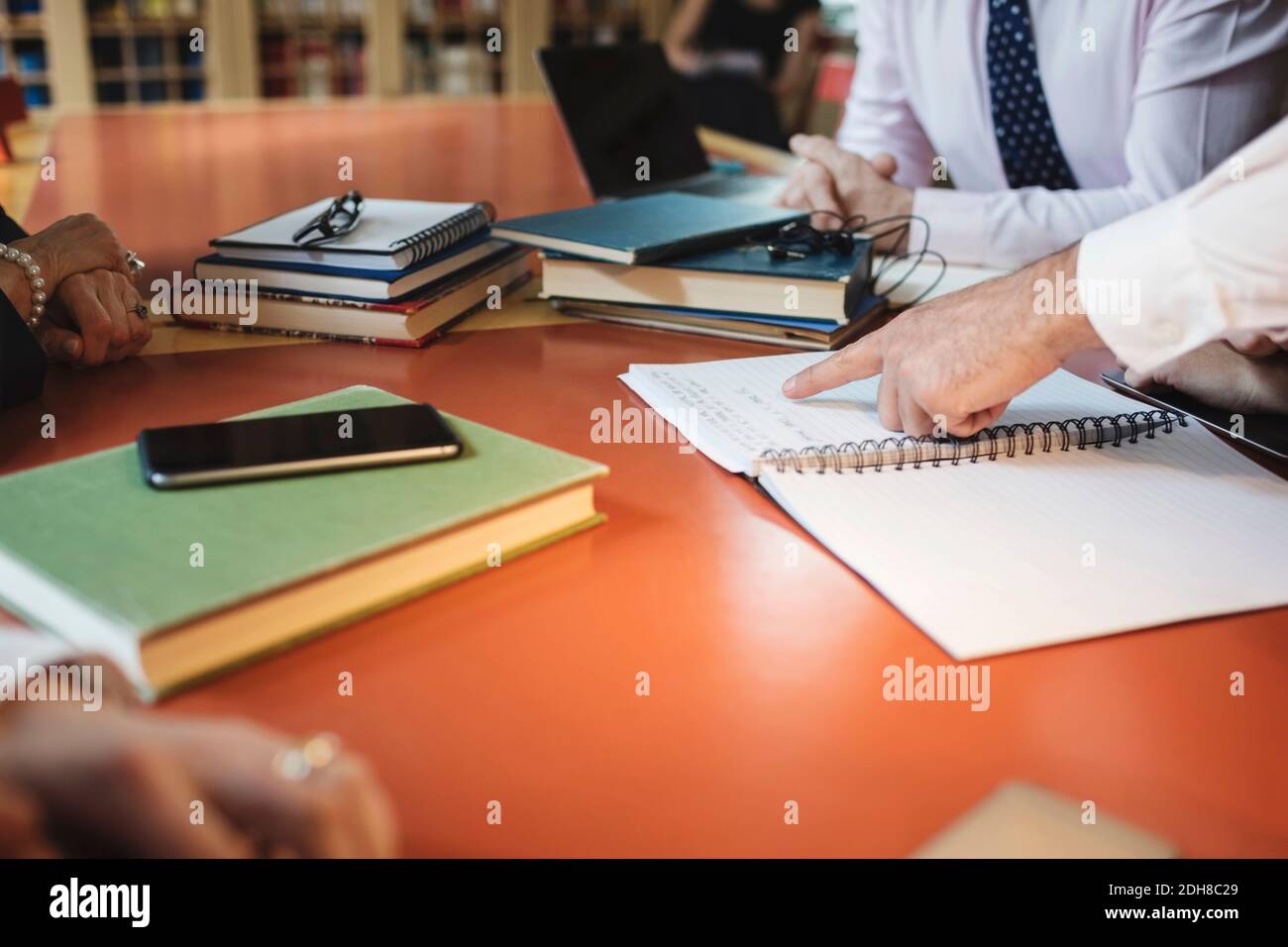 Zugeschnittenes Bild von Anwälten am Tisch in der Sitzung Stockfoto