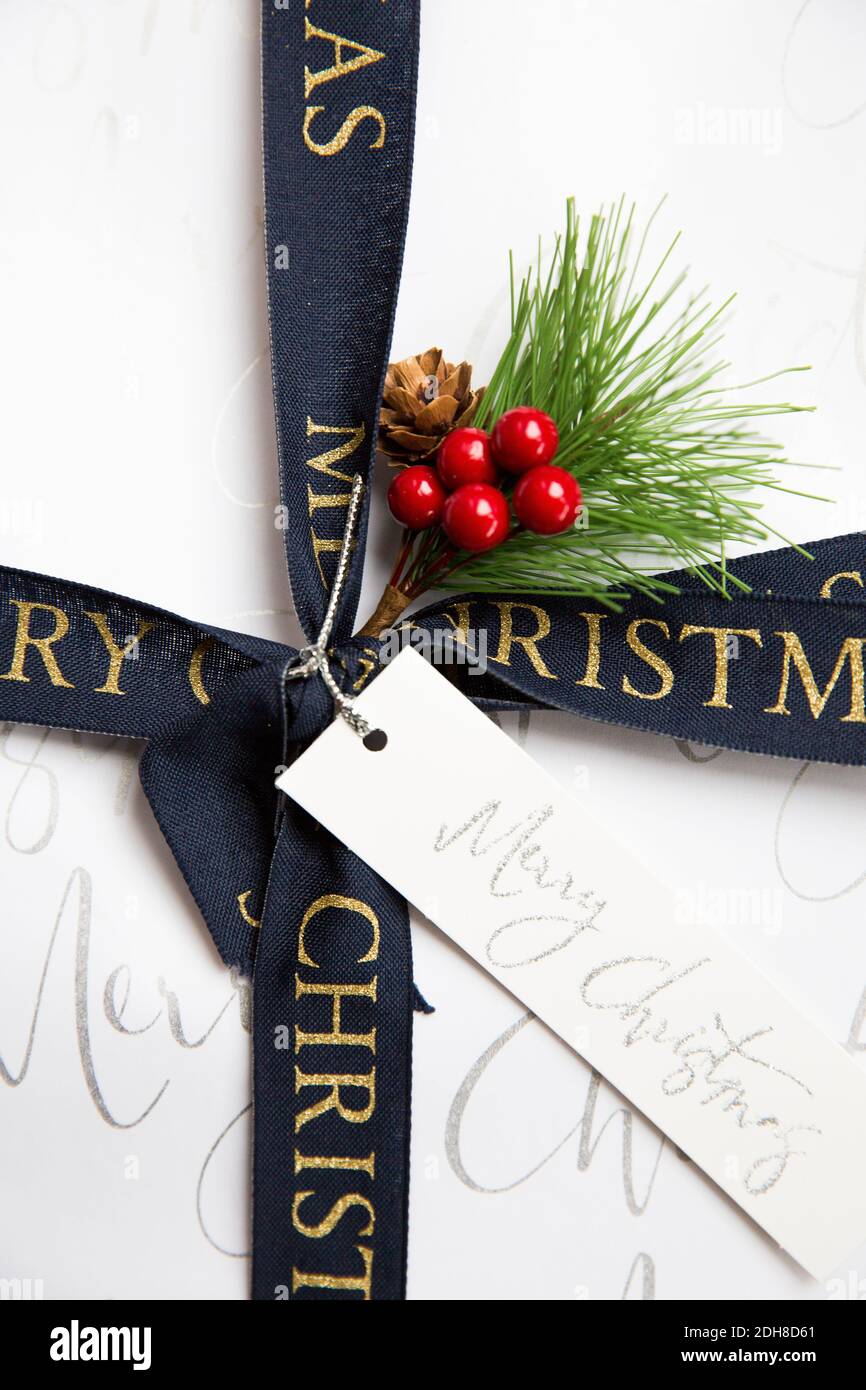 Eine Nahaufnahme des Bandes, Verpackung und Etikett eines traditionellen Weihnachtsgeschenks mit Kopierfläche Stockfoto