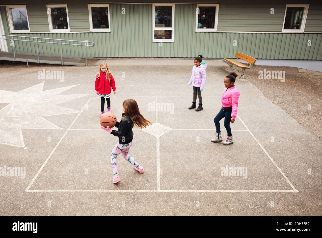 High-Angle-Ansicht der Kinder spielen mit Ball in der Schule Spielplatz Stockfoto