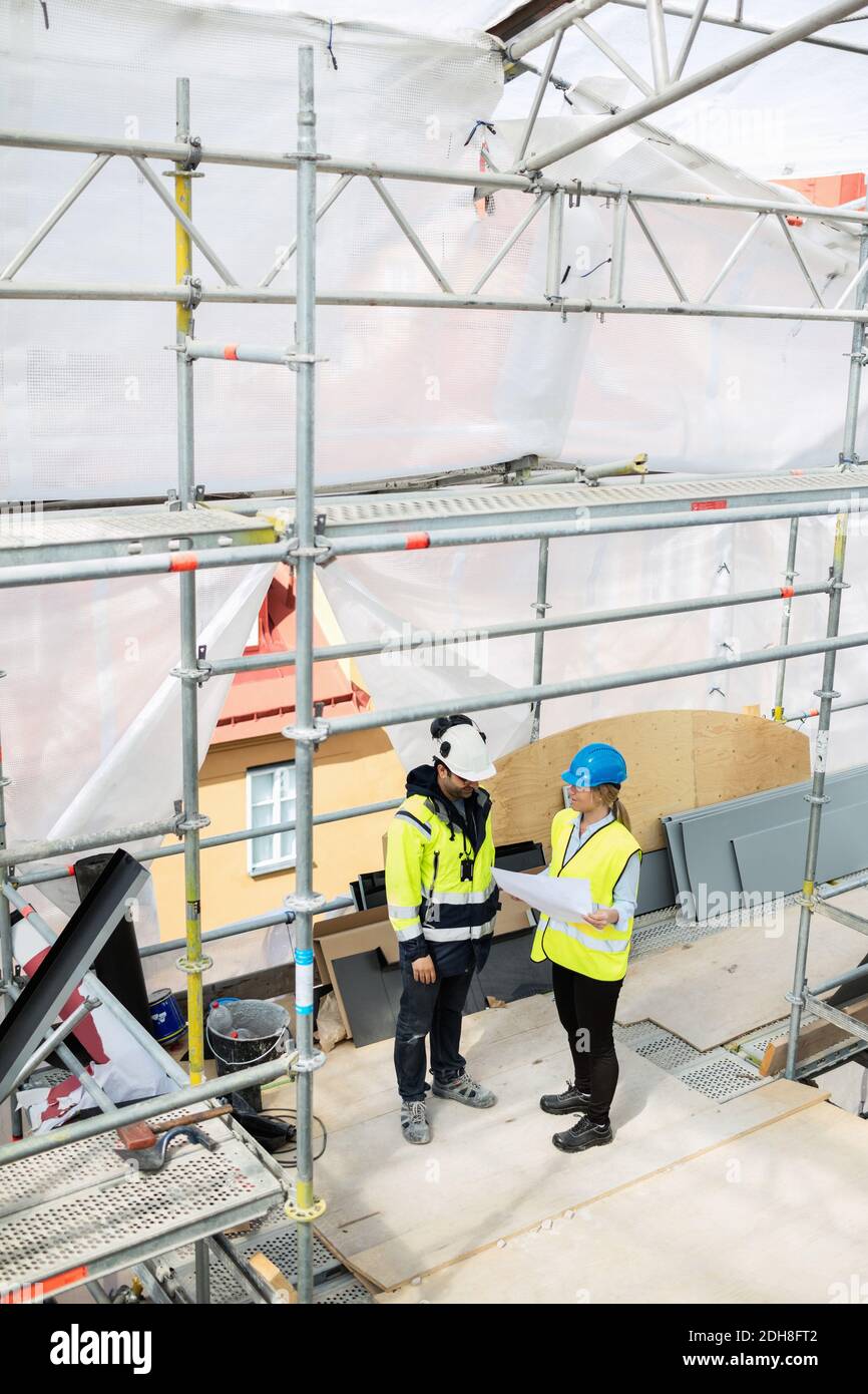 Aus der Perspektive von weiblichen und männlichen Managern, die an planen Baustelle Stockfoto