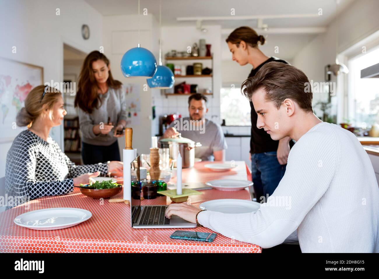 Familie am Esstisch im neuen Haus Stockfoto