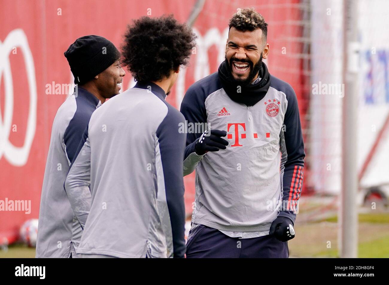 München, Bayern, Deutschland, 8.12.2020, Fußball: TrainingsessionTeam FC Bayern München – von links: David Alaba, Leroy Sane, Eric Maxim Choupo-Moting nur redaktionell! Stockfoto