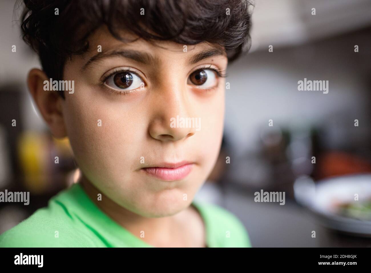 Porträt der Jungen in der Küche zu Hause Stockfoto