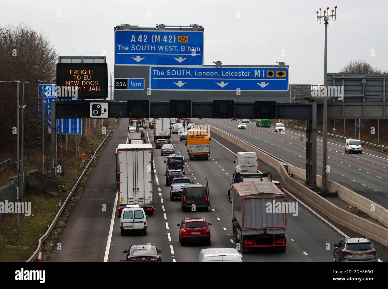 Kegworth, Leicestershire, Großbritannien. Dezember 2020. Ein Überkopfschild an der Autobahn M1 warnt vor neuen Dokumenten, die für den Gütertransport in die Europäische Union erforderlich sind, wenn die Brexit-Übergangszeit in diesem Jahr zu Ende geht. Credit Darren Staples/Alamy Live News. Stockfoto