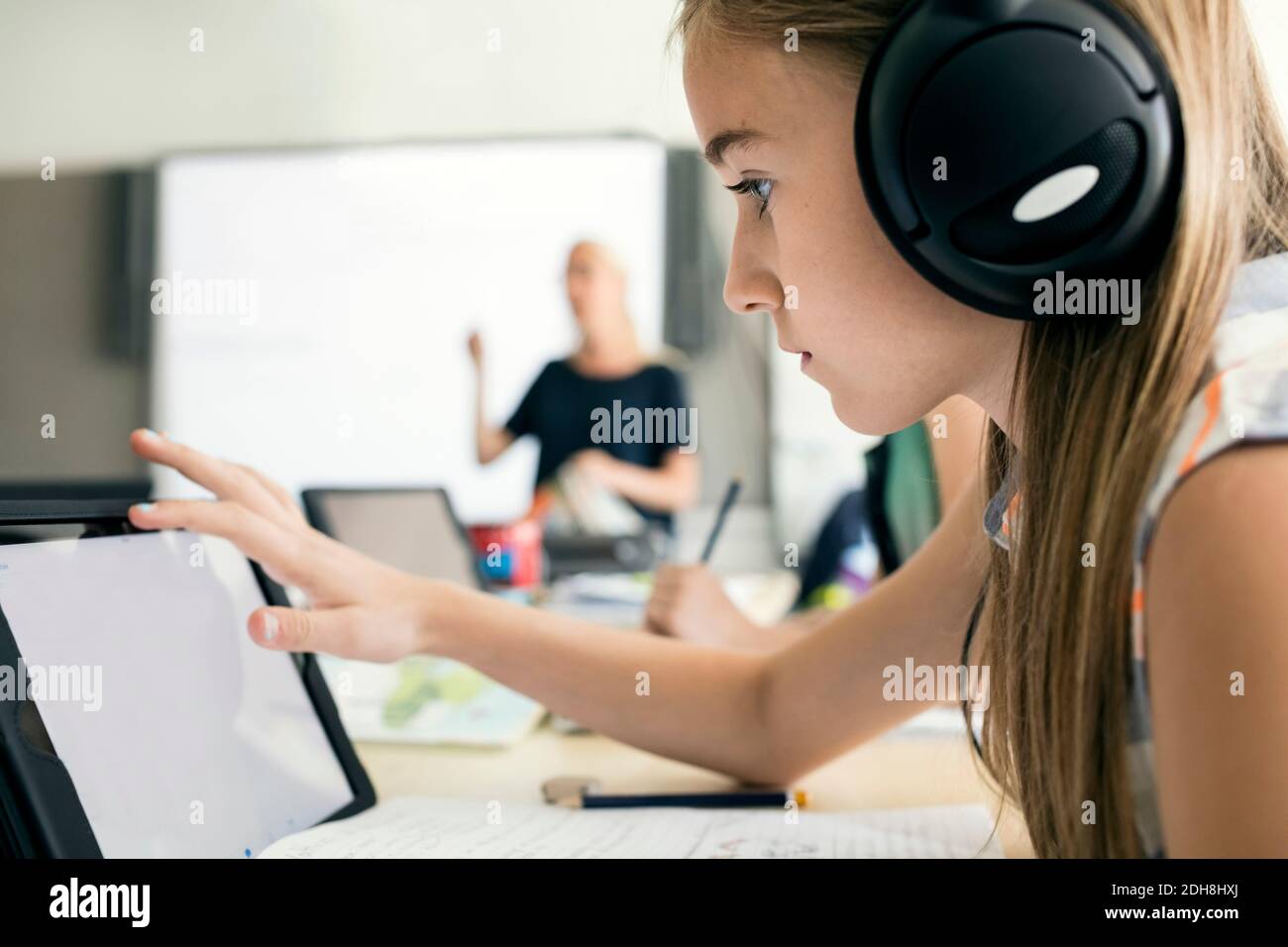 Seitenansicht von Mädchen mit digitalen Tablet in der Schule Stockfoto
