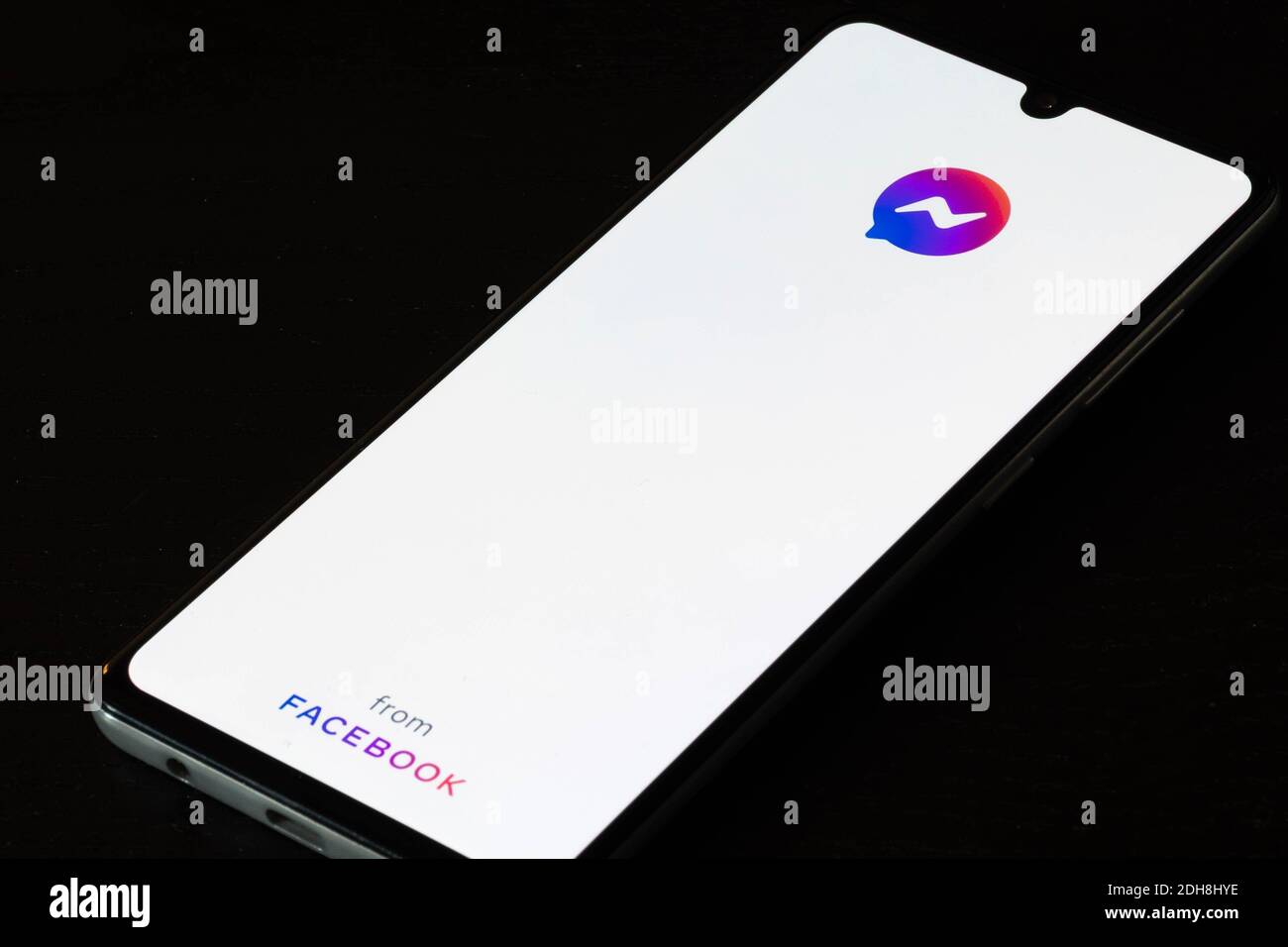 Messenger-Symbol auf dem Bildschirm. Anwendung von Facebook. Messenger unten, abgestürzt, funktioniert nicht Stockfoto