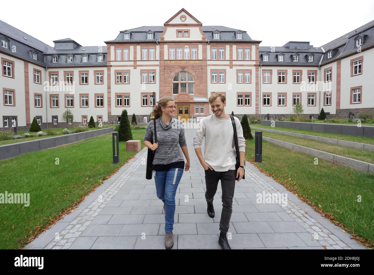 Zwei Studenten verlassen die Universität Gießen , Stockfoto
