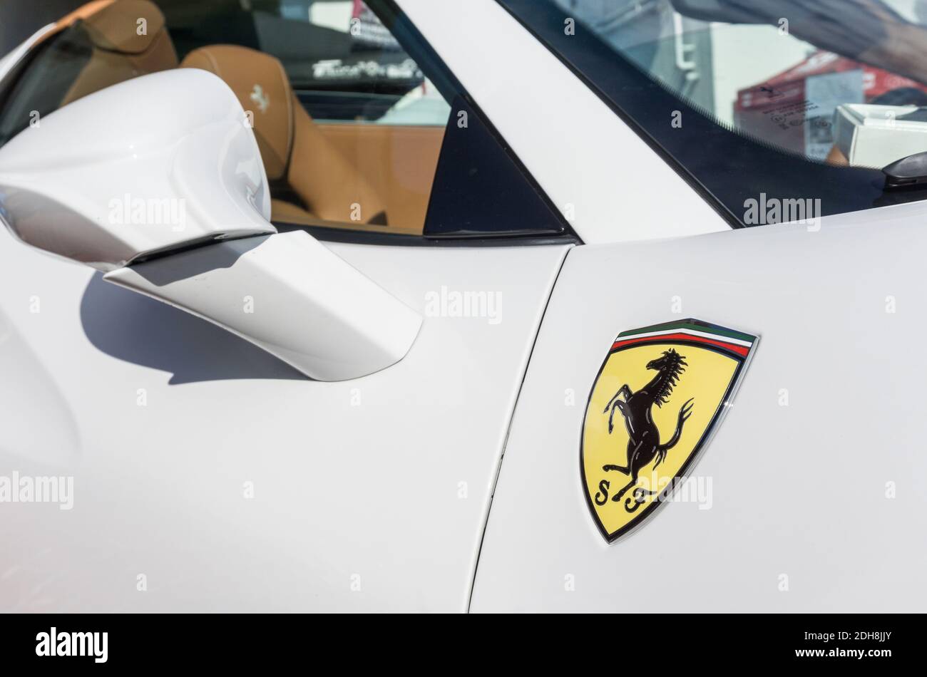 Nahaufnahme Detail des Emblems tänzelnden Pferd Logo Abzeichen Auf der Seite des weißen Ferrari F8 Spider Cabriolet Sport Auto Stockfoto