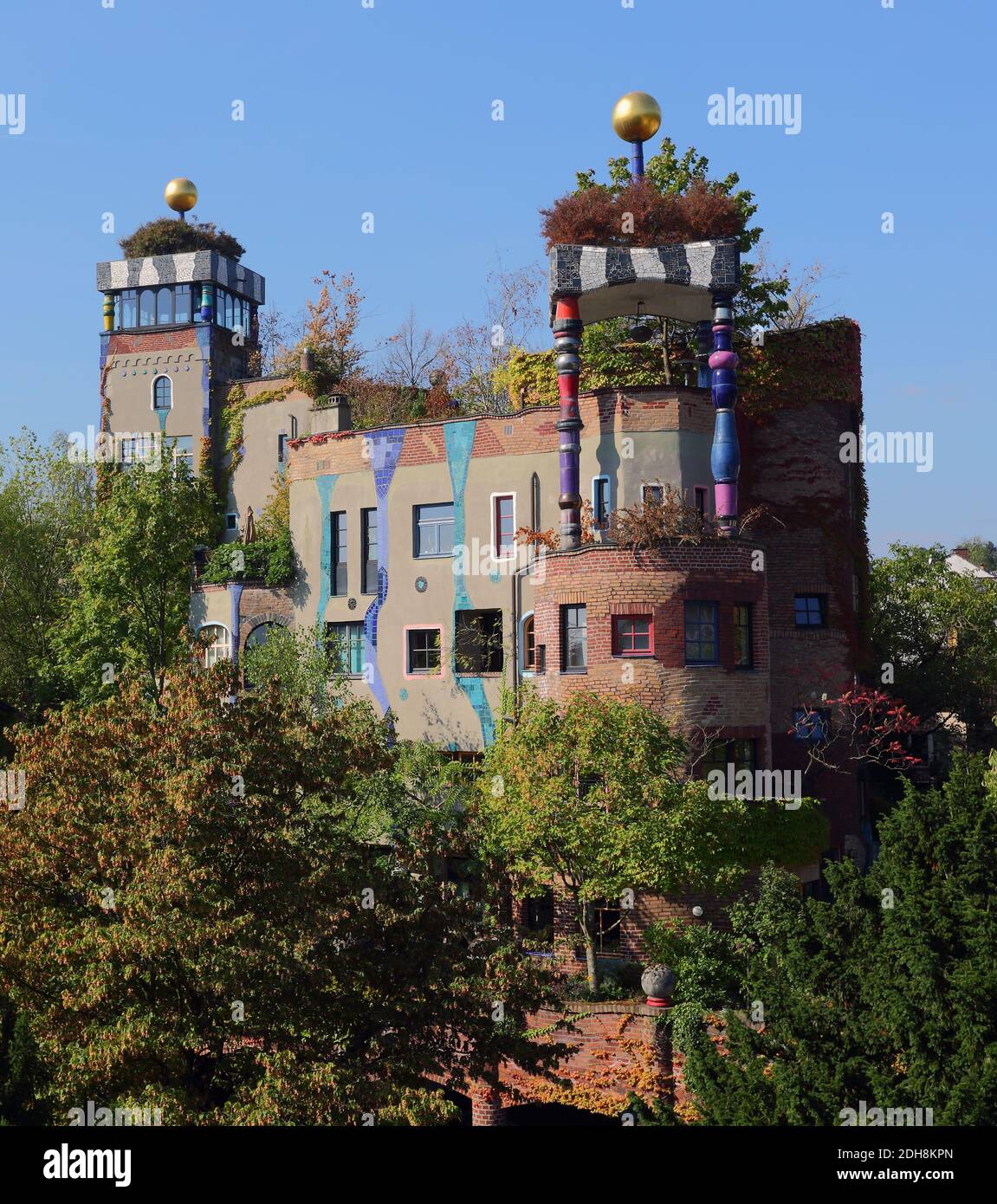 Das Hundertwasserhaus in den Wiesen in Bad Soden, Hessen, Deutschland. Stockfoto