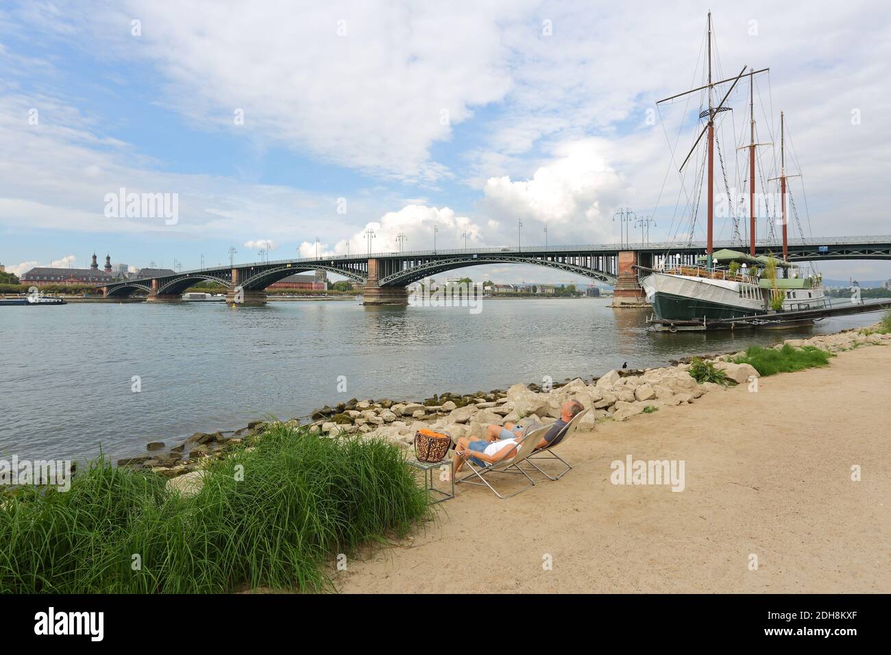 Stadtstrand (Rheinstrand) in Mainz-Kastel mit theodor-heuss-Brücke im Hintergrund. Stockfoto