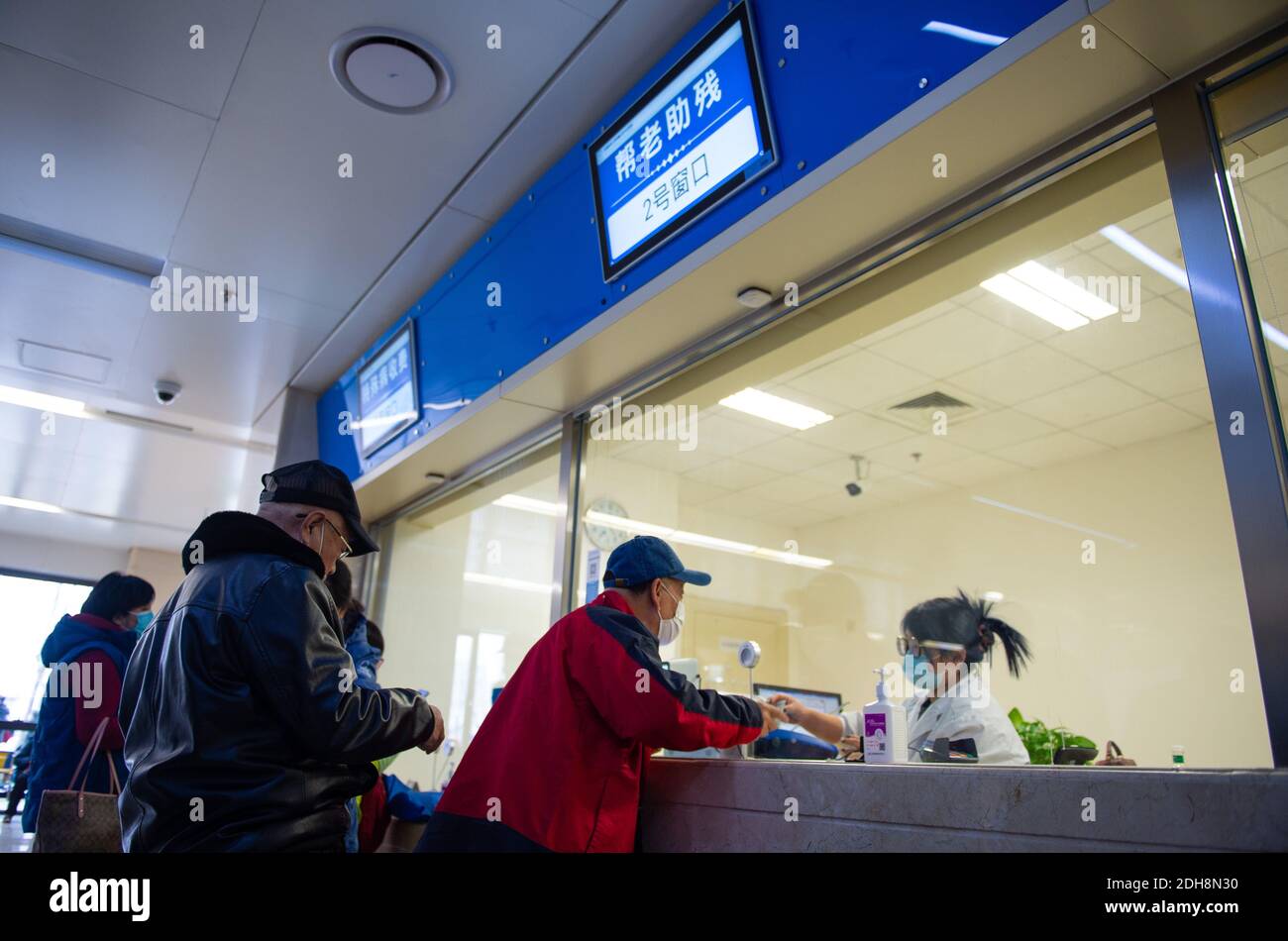 (201210) -- PEKING, 10. Dezember 2020 (Xinhua) -- Senioren vereinbaren Termine und bezahlen die Krankenhausrechnungen an einem Schreibtisch, der für ältere Menschen und Behinderte im Pekinger Tiantan Krankenhaus unter der Capital Medical University in Peking, Hauptstadt von China, am 9. Dezember 2020 eingerichtet ist. China hat eine dreijährige Kampagne gestartet, um den Senioren des Landes zu helfen, die digitale Kluft zu überwinden und die Entwicklung intelligenter Technologien zu genießen. Die Regierung hat vor kurzem einen Plan veröffentlicht, in dem Maßnahmen festgelegt werden, die älteren Menschen dabei helfen sollen, Hindernisse für den Einsatz intelligenter Technologien zu überwinden und gleichzeitig traditionelle Dienstleistungen für zu erhalten Stockfoto