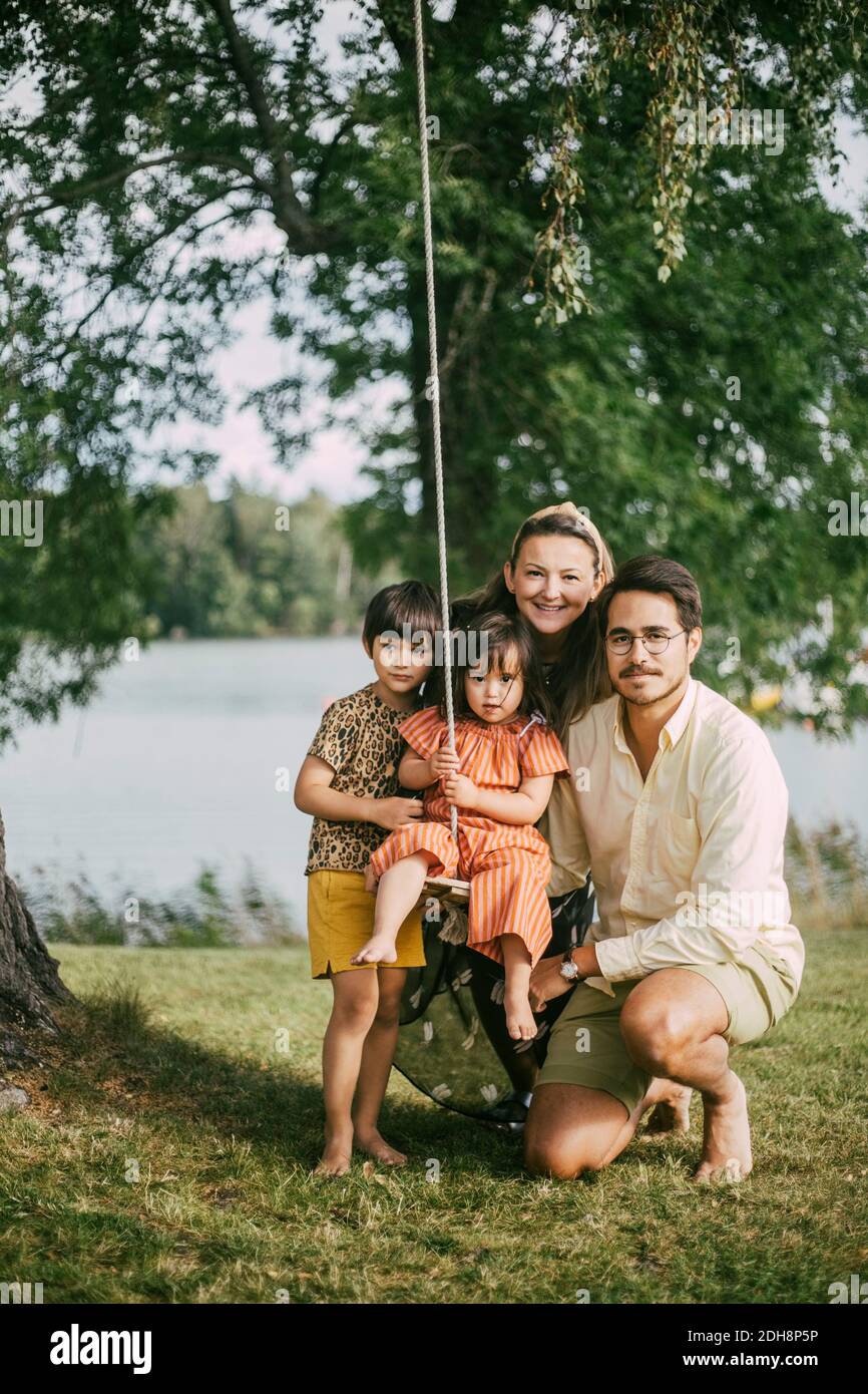Porträt der Familie mit Down-Syndrom Tochter genießen Sommerferien Am See Stockfoto