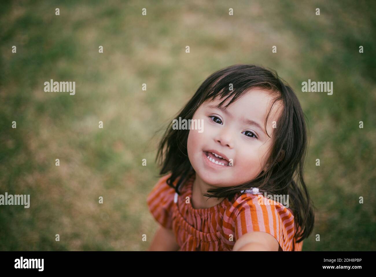 Portrait von lächelnd unten Syndrom Mädchen spielen im Hof Stockfoto
