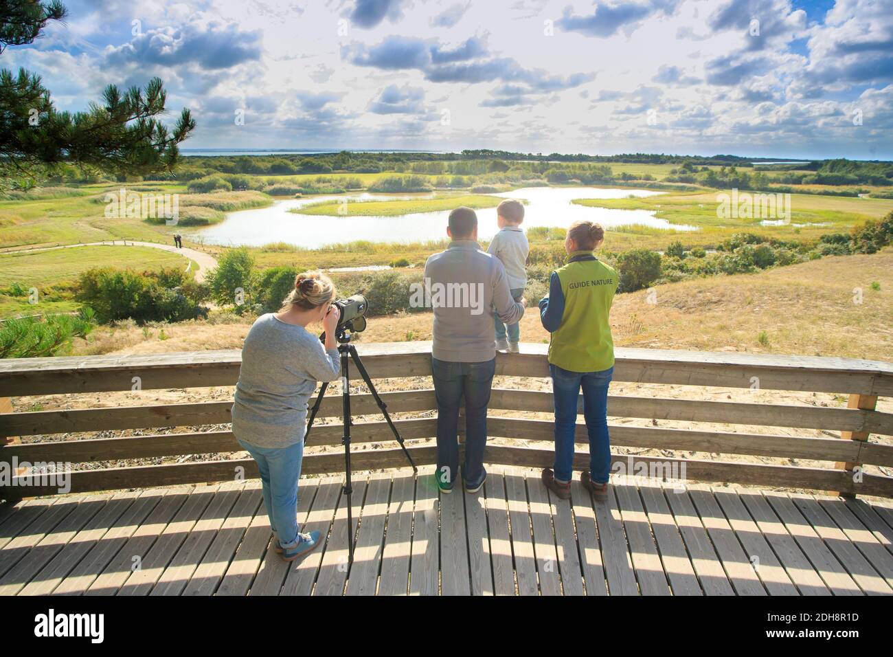 Somme Bay (Nordfrankreich): Vogelbeobachtungsausflug im Vogelschutzgebiet „Parc du Marquenterre“ in Saint-Quentin-en-Tourmont. Familie und Führer auf einem o Stockfoto